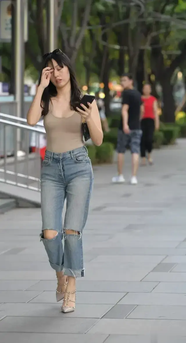 夏日街头，邂逅简约之美
