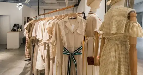 一个人还在穿10年前的衣服，那不是穷，而是说明了3种状态