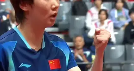 王曼昱大获全胜！4天两战张本美和，两场赛场动作形成鲜明对比