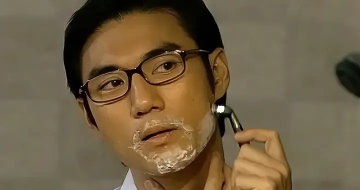 香港知名演员双鬓斑白，至今仍未结婚，和同性友人感情稳定