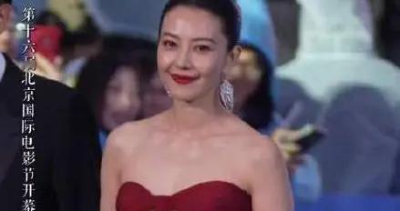高圆圆首次老年妆亮相大银幕！褪去女神光环，沧桑造型看呆全网