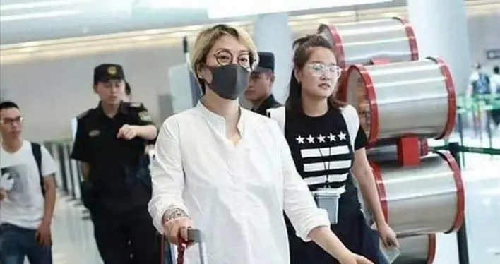 富豪丈夫去世5年后，63岁毛阿敏现状曝光：白发不染黑，儿女相伴