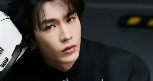 张凌赫要“糙”了？网传弃古偶演西北硬汉，这反差谁顶得住！