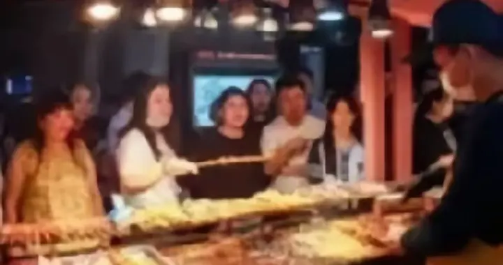 凌晨一点的夜市：十八个身影，一纸家书！