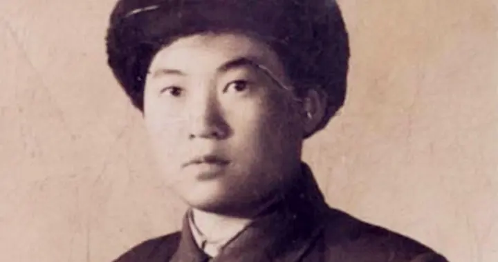 她14岁入伍，女扮男装五年，屡建奇功，被誉为现代花木兰
