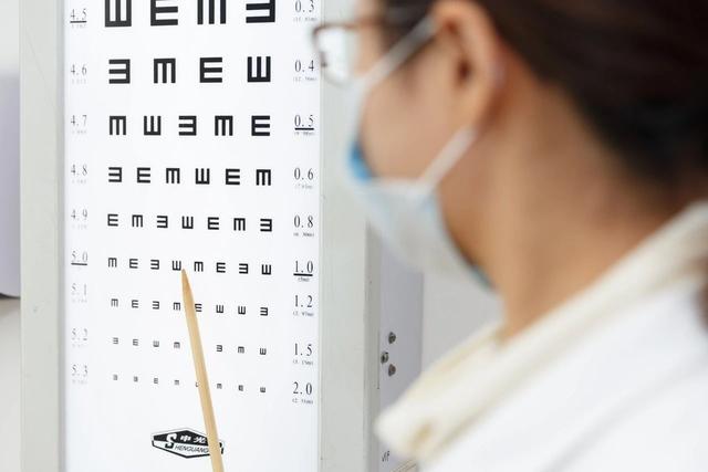 为什么必须做手术才能治疗白内障？上海眼科院长带你了解清楚原因