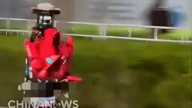 喜子影视短剧：机器人冲线后“惬意”坐车