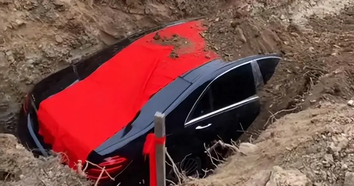 辽宁土豪“下葬奔驰”汽车祭祖！绝非网红摆拍，烧纸车落伍了？