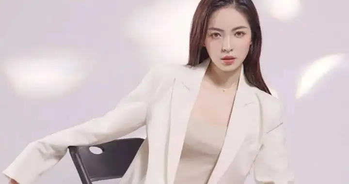 王钟瑶：挺有特点的网红，以前可是台球职业裁判！