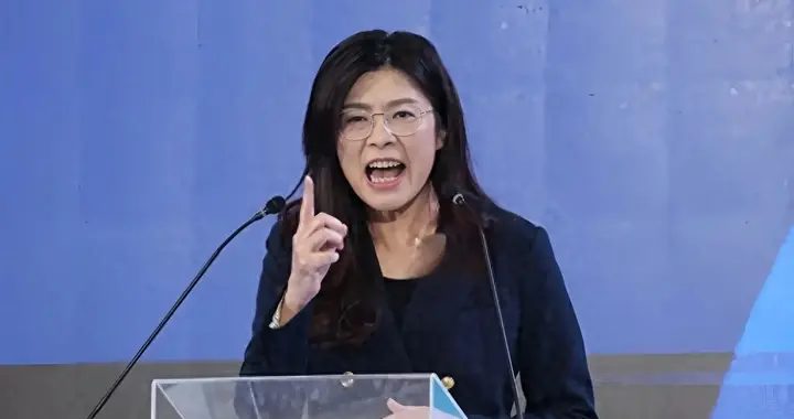 不忍了？郑丽文启程去美国找靠山，大陆用两句话戳破“和平”伪装