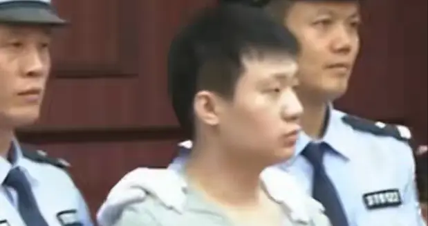 母亲被当众脱裤侮辱，儿子拔刀一死三伤，改判出狱后他过得怎样？