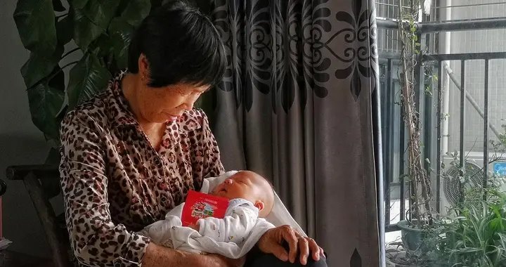 听到准儿媳怀孕后，婆婆说原来的彩礼不合适了，亲家听后却笑了