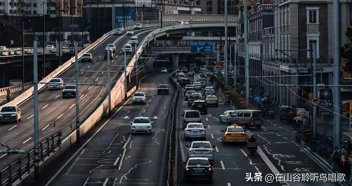 不加油不缴费，4000万辆电车白嫖公路，燃油车主终于忍不了了。