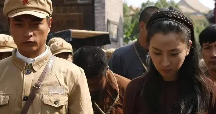 美貌的女匪首被我军俘虏，李达请示杀不杀？毛主席：杀了岂不可惜