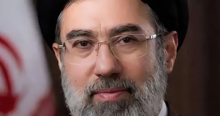 传说中的伊朗蚊子舰队上场！特朗普急下令，穆杰塔巴听了中国的劝