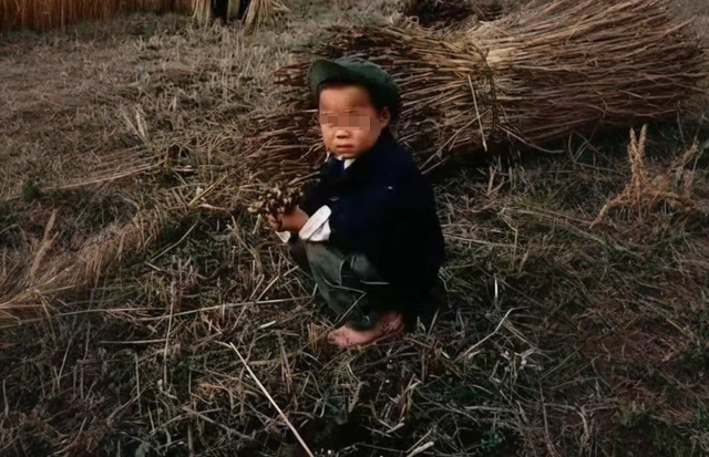 养子照顾癌症妈妈九年，给养子2万亲儿子2套房，养子银行取钱傻眼