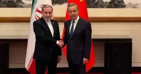 中伊谈完了！伊朗外长拉着王毅的手，认可中国提出的4点方案