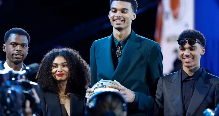 文班亚马一家近照，拿2.5亿肥约，父母超1米9，弟弟2米冲击NBA