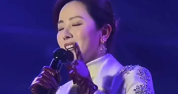 落毛凤凰不如鸡？李思思现身河北县城商演，气质全无落差太扎心