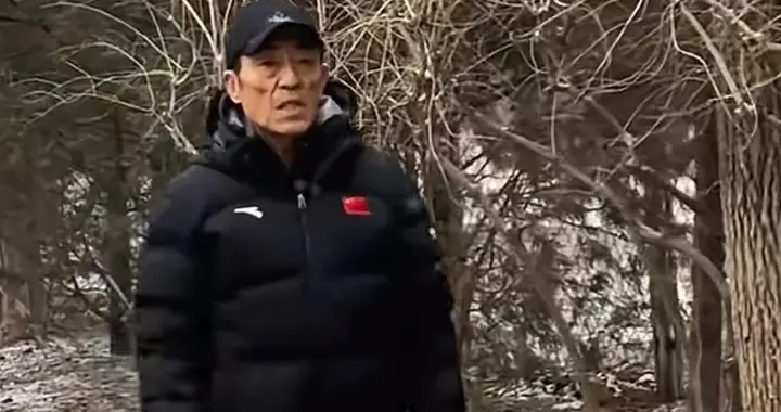 76岁张艺谋，每天坚持走5km，风雪无阻，精神矍铄，太自律了。