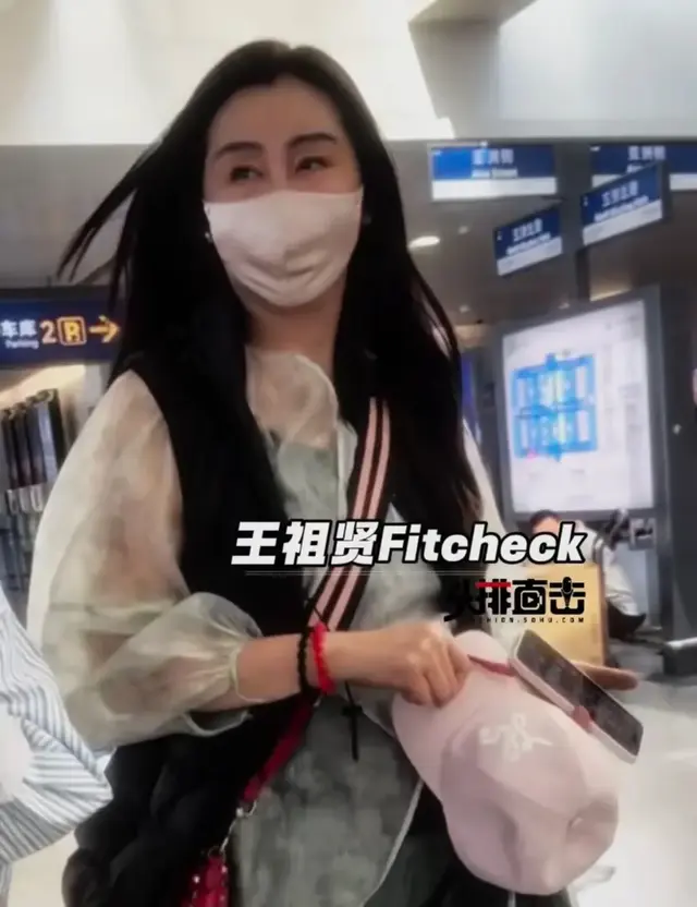 王祖贤惊艳归国！薄纱新中式搭配万元爱马仕鞋，风采依旧