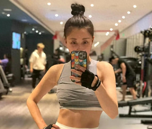 45岁殷桃瑜伽裤秀马甲线腰臀杀，这状态45岁？未婚未育照样开