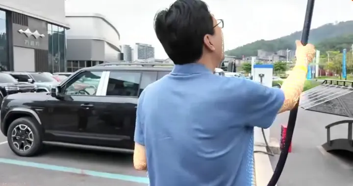 才神道恶意抹黑比亚迪名场面，到底是蠢还是坏？