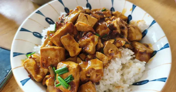 谁能拒绝汤汁拌饭的麻婆豆腐，这谁顶得住？