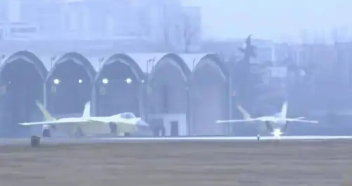 歼20A解锁试飞新玩法，F35的遗憾竟被中国实现