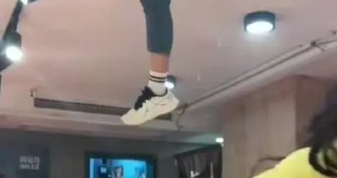 顾客正吃牛蛙天花板上突然掉下一条腿