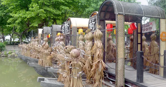 巧借东风：诸葛亮的草船借箭智慧传奇