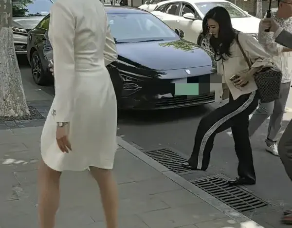 王丽坤上海豪宅拍写真被偶遇，个子矮皮鞋配休闲裤，背后看像大姐