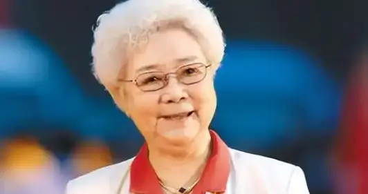 97岁田华现状曝光，和小孙子相依为命，住破旧老房子，日子清贫