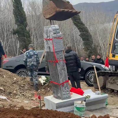 九华：豪车陪葬的死者和它儿子都是企业家