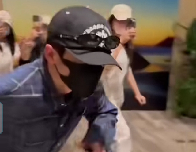 私生饭太猖狂！檀健次被吓得狂奔上车，眼神警惕惹人心疼