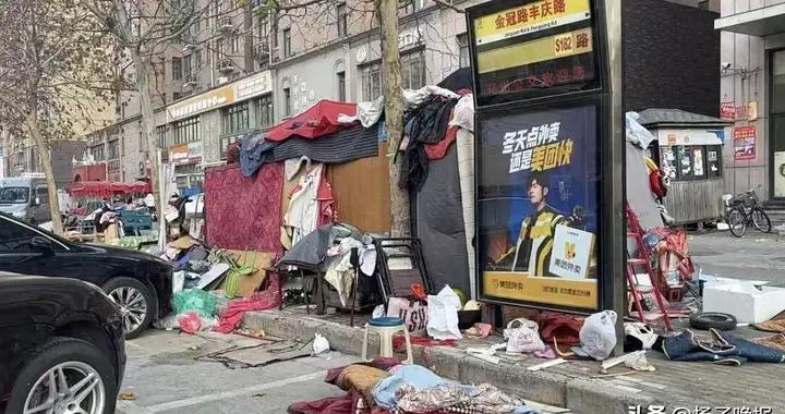 多部门协调 10 个月无果！郑州老太有房仍占人行道堆废品堵路