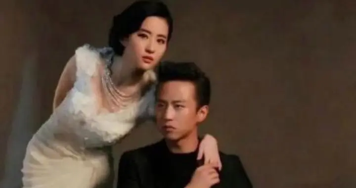 肯定是邓超要求这样拍的，不愧是老显眼包