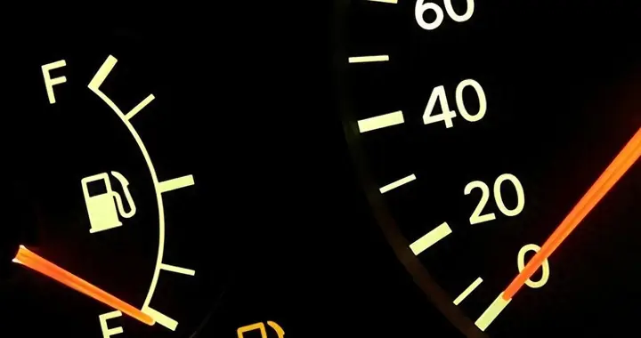 加油站少了，修车师傅老了，二手车没人要了。