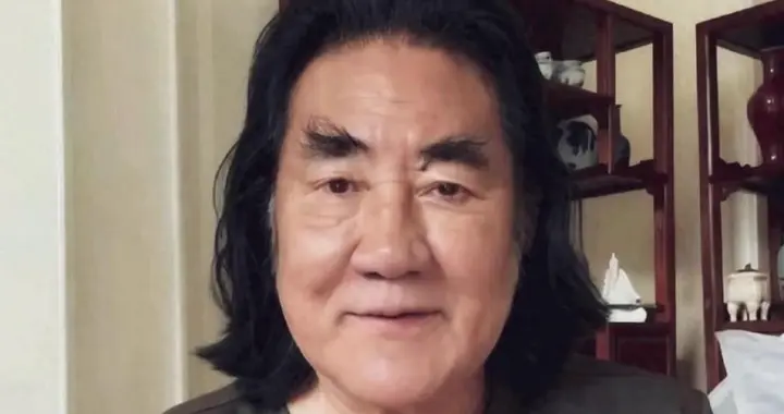 75岁张纪中为小31岁娇妻剃胡子染黑发，网友：老头玩挺花