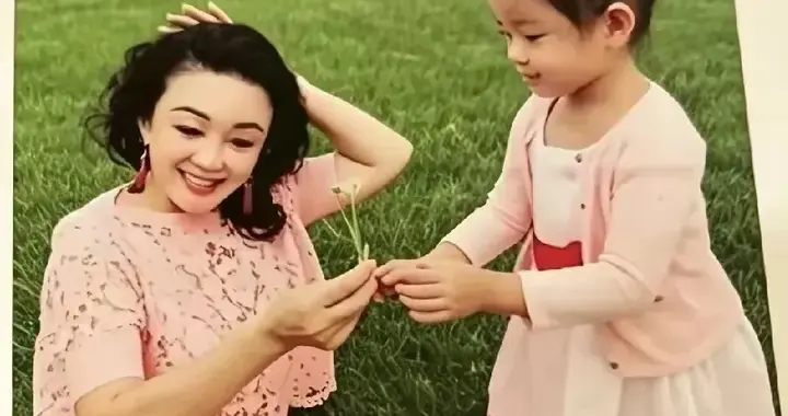 张兰婆孙罕见合影曝光，她好年轻，大S的孩子在奶奶这里找到港湾