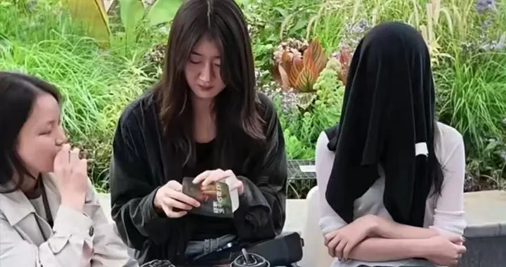 李亚鹏一家云南团聚，妈妈俩女儿还有侄女都在，李嫣蒙脸依旧惹眼