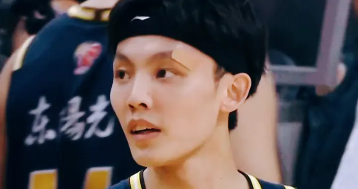 强强对决！广东 4 连胜终结青岛 3 连胜登顶，奎因 6 断 + 徐杰...