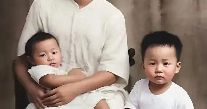 这是杨开慧和孩子们的一张全家福，并非演员扮演，货真价实的照片