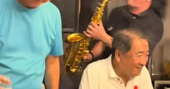 不装了！“红歌风波”仅一月，姜昆低调回国，小心思终于藏不住了