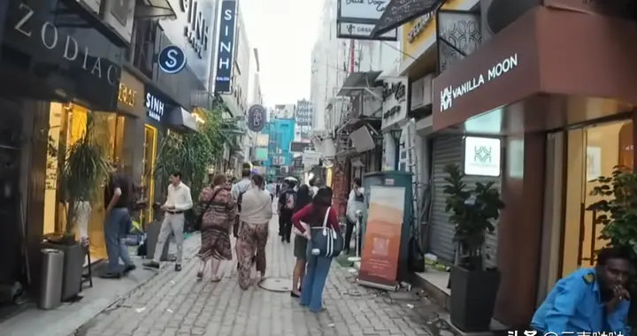 新德里真能跟北京比？博主半天遭遇5个骗子，下雨停地铁边走边窜