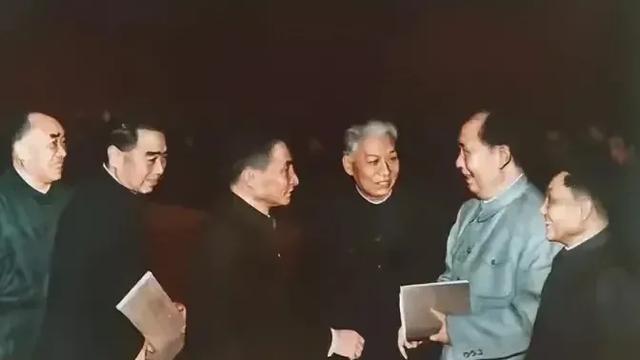 热情圆月D8：伟人风范昭日月，天下敬仰垂