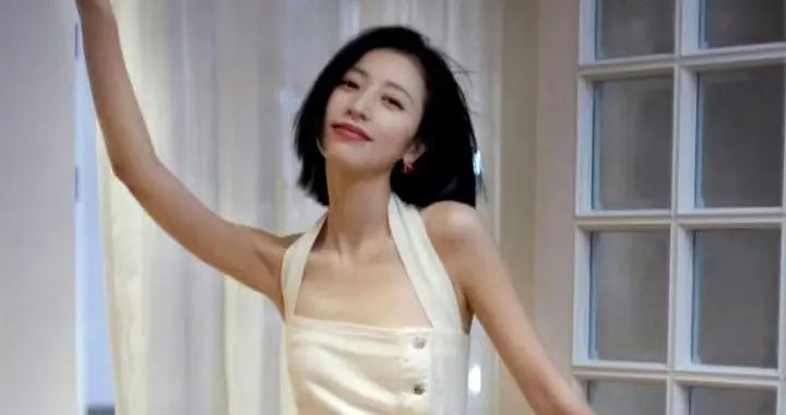 周雨彤这腰臀比杀疯了！挂脖白裙封神，清冷感直接焊在身上！