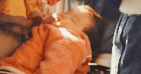 火车上婴儿哭20分钟，男子3秒止哭，宝妈直呼神！