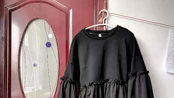 喜乐：刚才看了素老三买了一件宽松的黑衣服