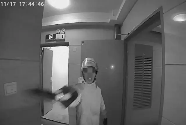 武汉外卖员遭业主投诉后持刀上门威胁，要不到钱每天都来家门口！